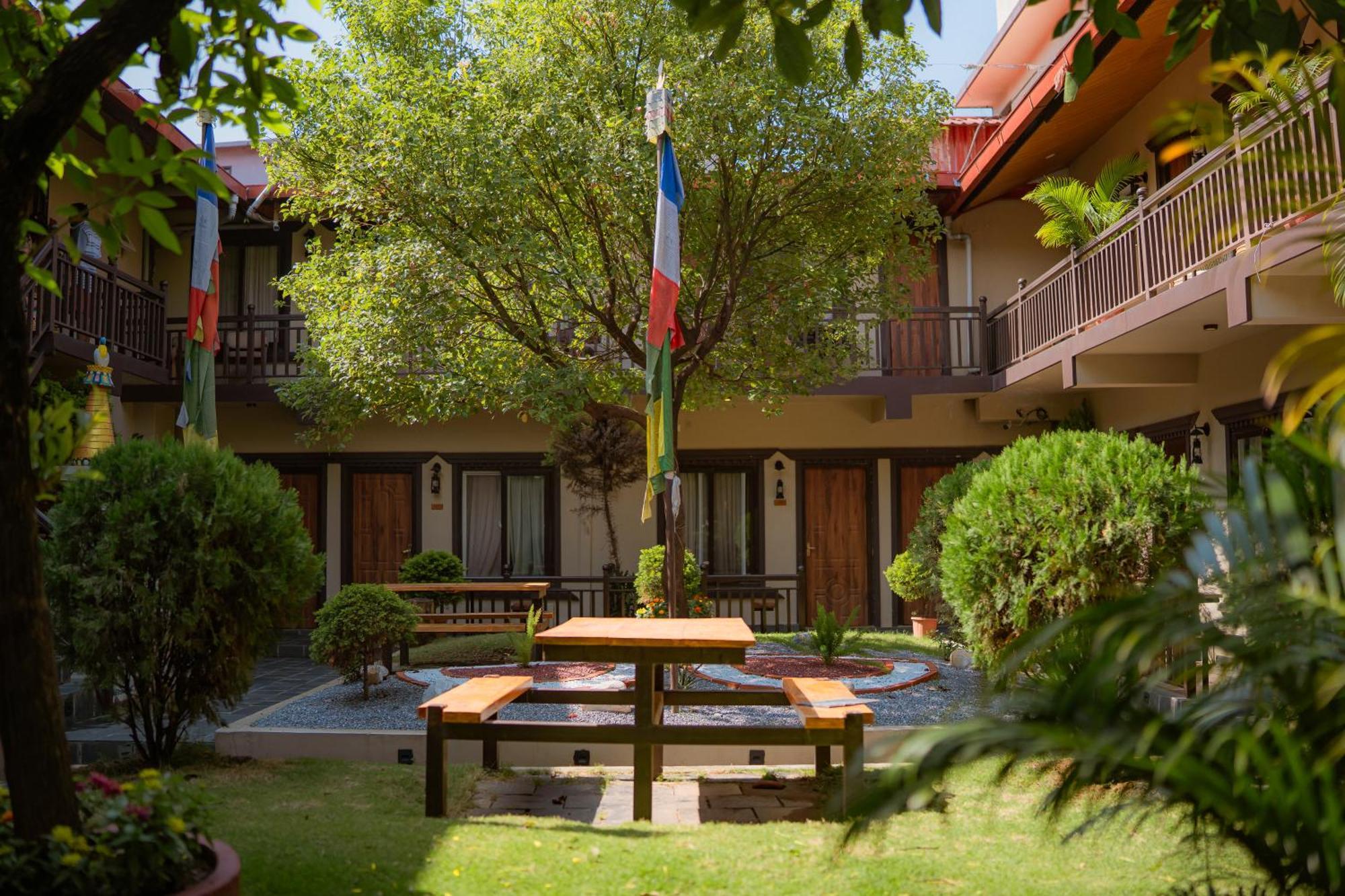 Busy Bee Resort, Pokhara Eksteriør billede