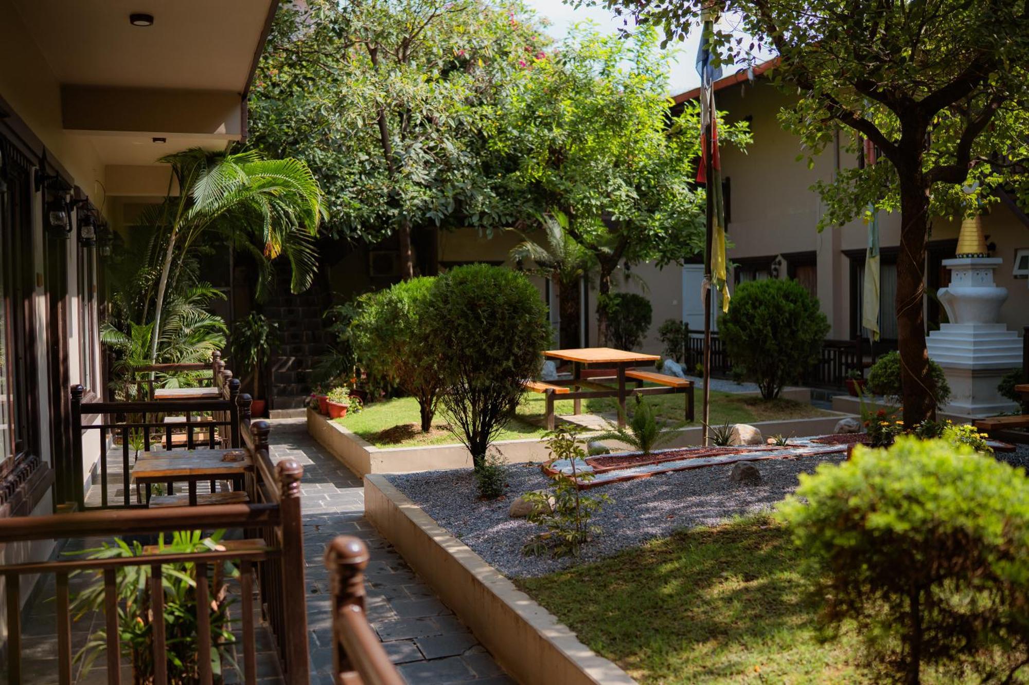 Busy Bee Resort, Pokhara Eksteriør billede